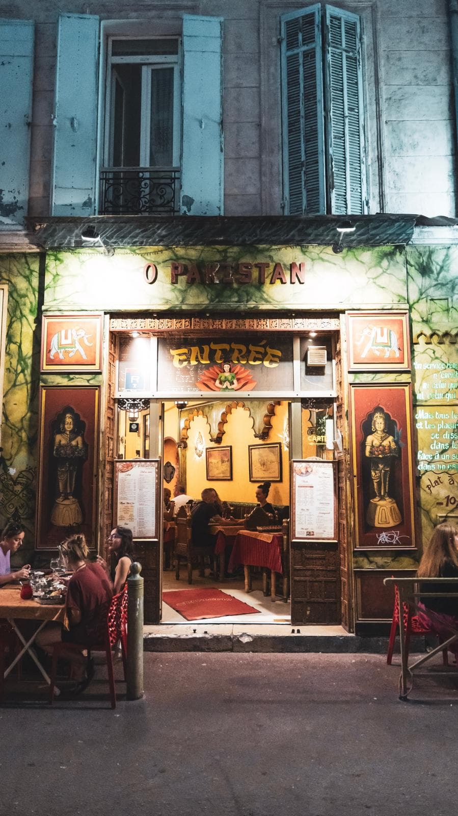Façade peinte d'O'Pakistan illuminée de nuit, rue des 3 Rois à Marseille