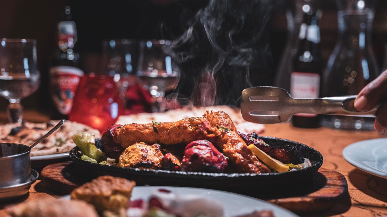 Grillades tout juste sorties du tandoor, servies encore grésillantes
