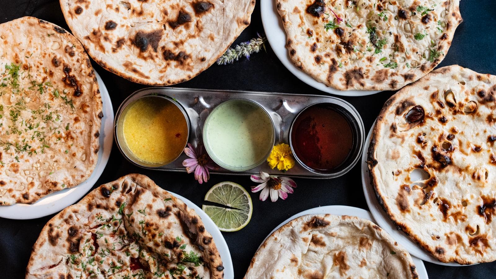 Nans dorés et gonflés tout juste sortis du four tandoor