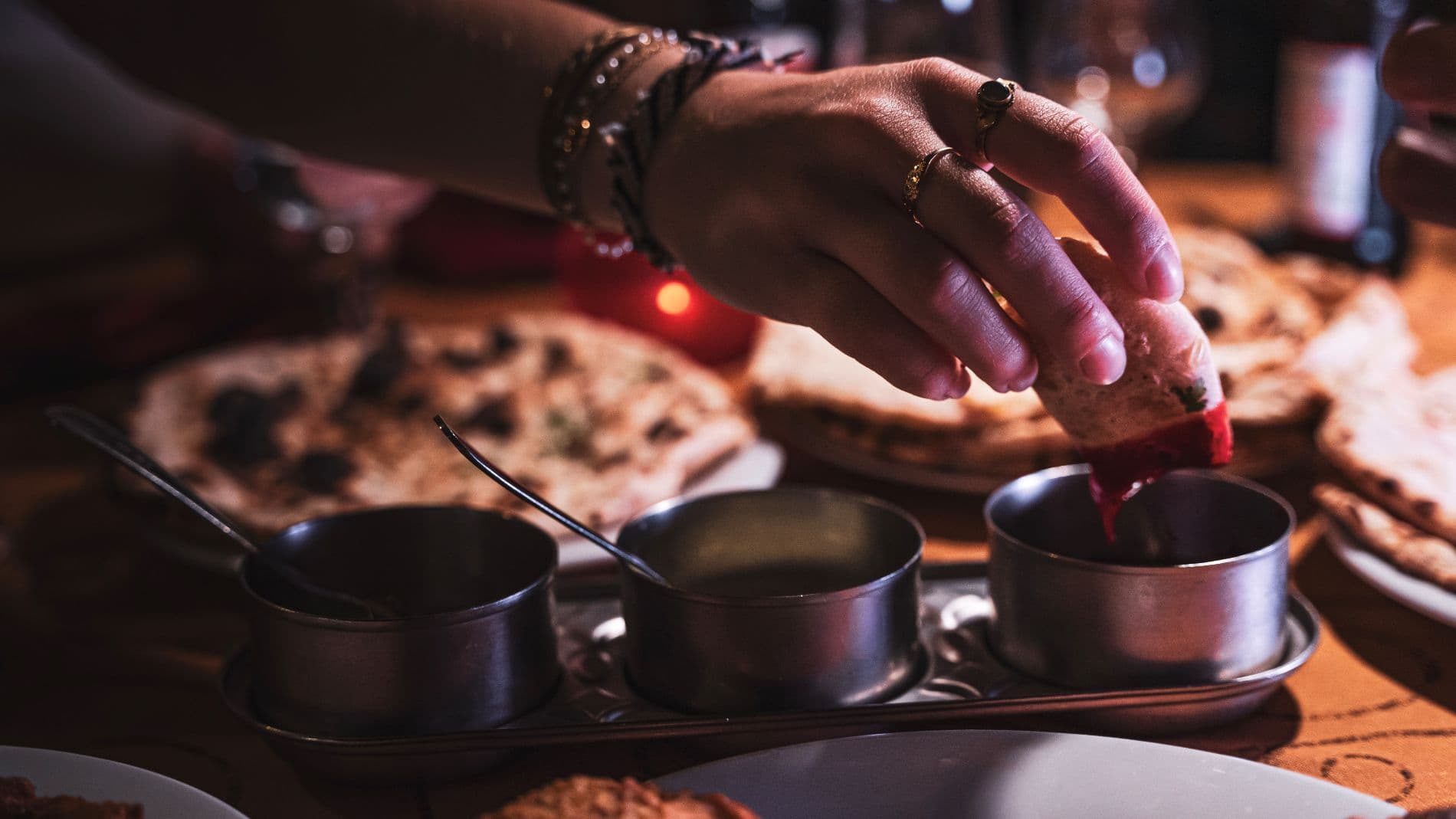 Mains du chef au-dessus des karahis pendant le service du soir