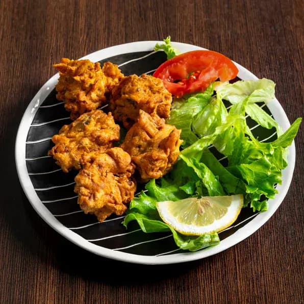 Pakoras de légumes, beignets indiens croustillants et dorés