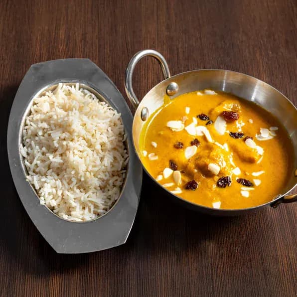 Poulet korma à la sauce crémeuse, amandes et raisins secs, avec riz basmati