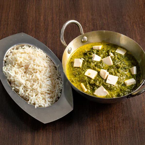 Palak paneer aux épinards et dés de fromage, servi avec du riz basmati