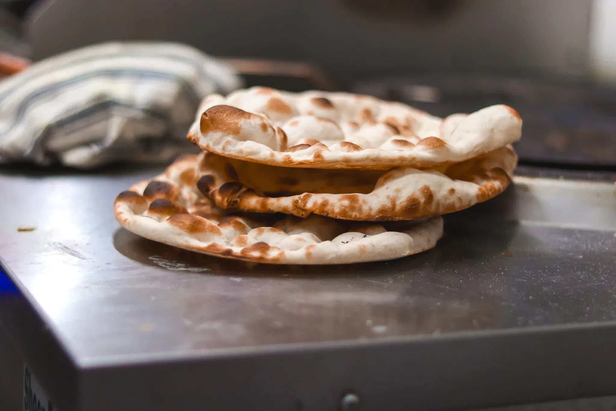 Naans traditionnels tout juste sortis du four, le pain qui sert de cuillère naturelle dans la cuisine indienne