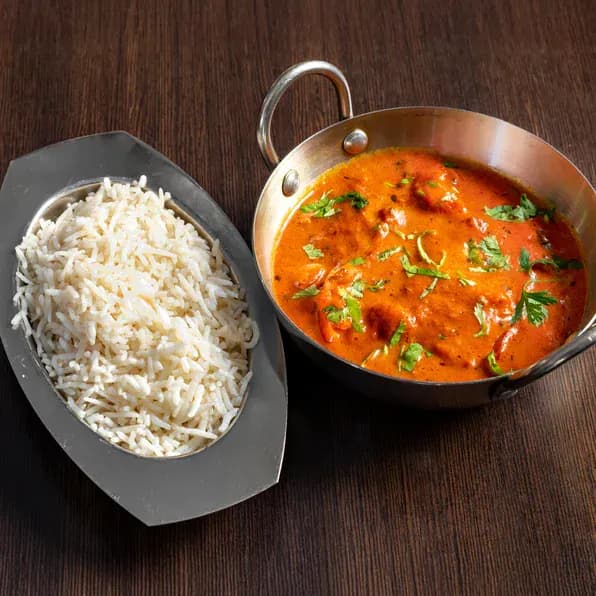 Biryani au riz basmati parfumé et aux épices, servi chaud