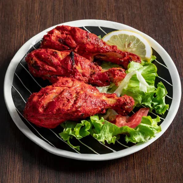 Cuisses de poulet tandoori grillées, servies avec salade et citron