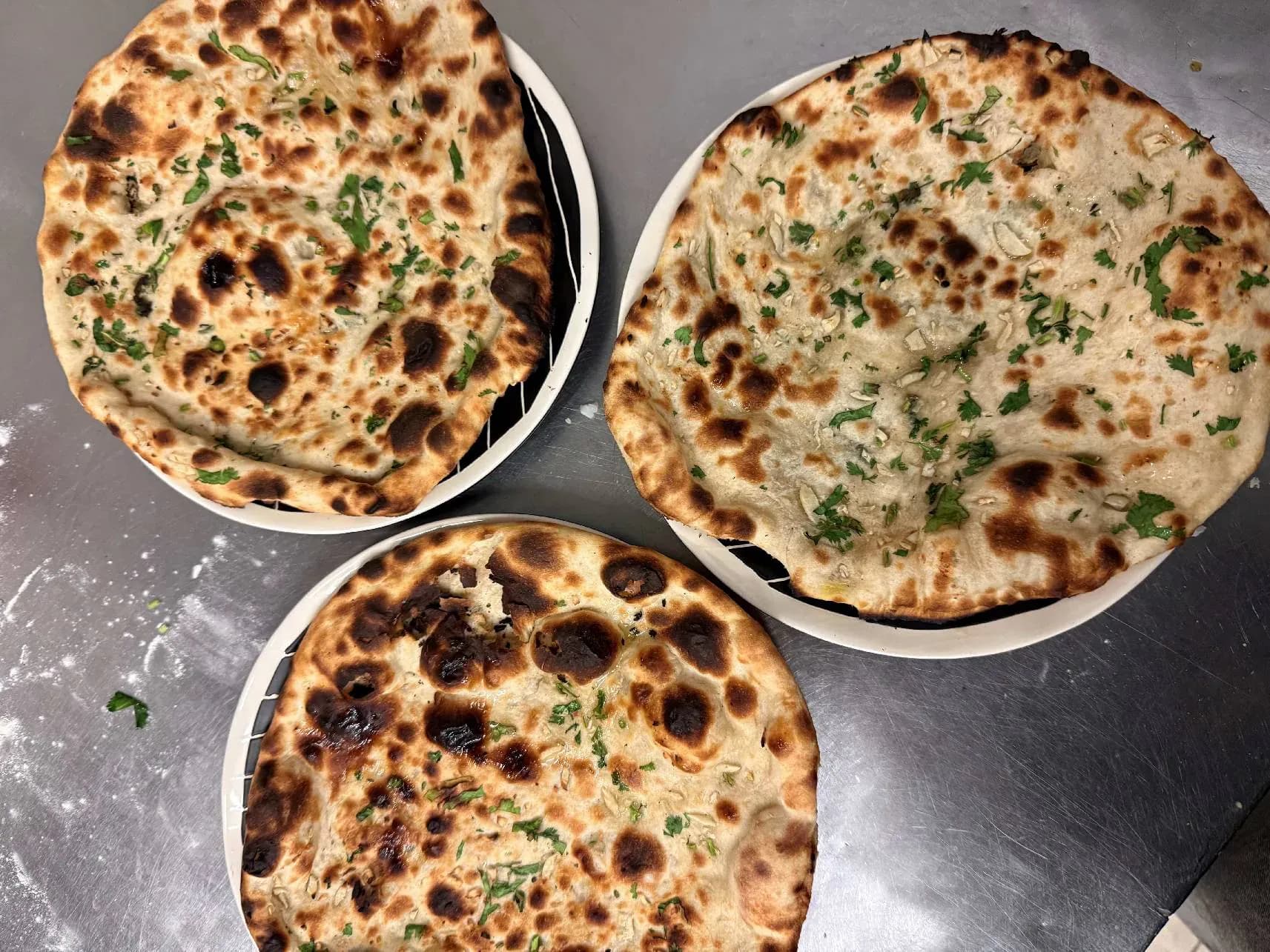 Nan indien doré cuit au four tandoor