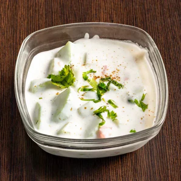 Raita frais au yaourt et concombre accompagnant un repas indien halal