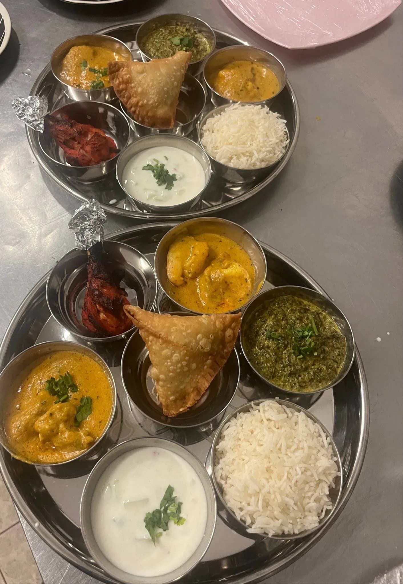 Thalis indiens en coupelles d'inox : currys, samossas, raïta et riz basmati