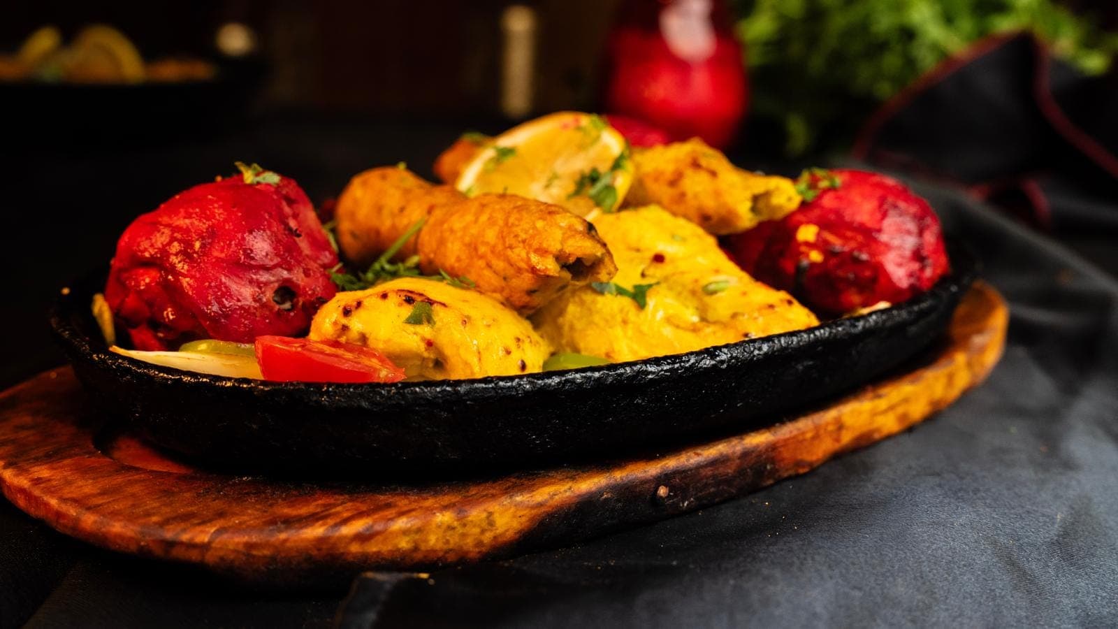 Brochettes de poulet tandoori et tikka marinés, grésillantes, à la sortie du four tandoor